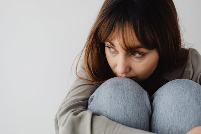 A woman curled up (Photo: Karolina Grabowska)