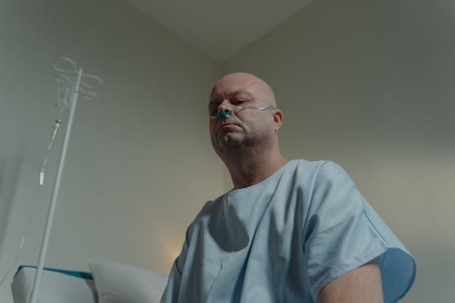 A patient with a nasal cannula (Photo: Tima Miroshnichenko)