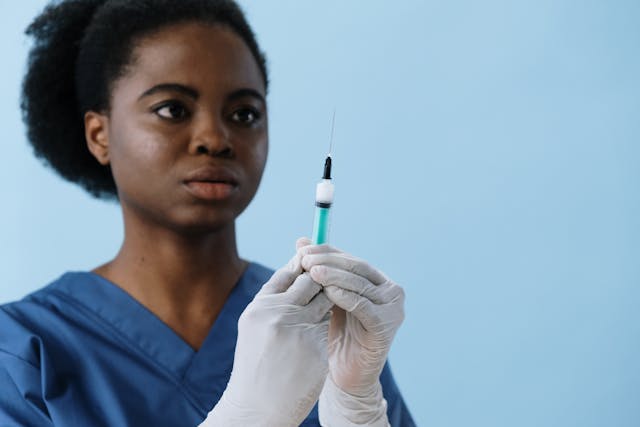 A nurse holding a syringe (Photo: Cottonbro Studio)